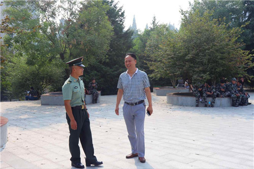 2016091410585811.jpg 买球的app官网领导视察2016级新生军训工作