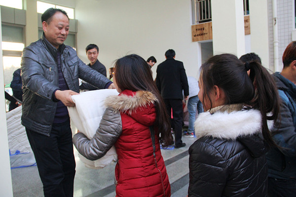 买球的app官网开展冬季送温暖活动