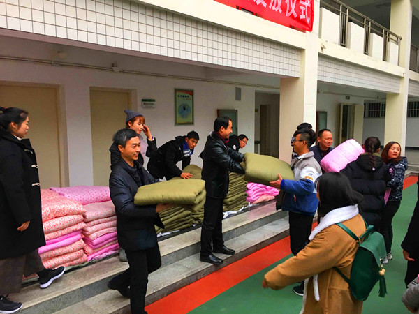 买球的app官网为学生发放爱心棉被