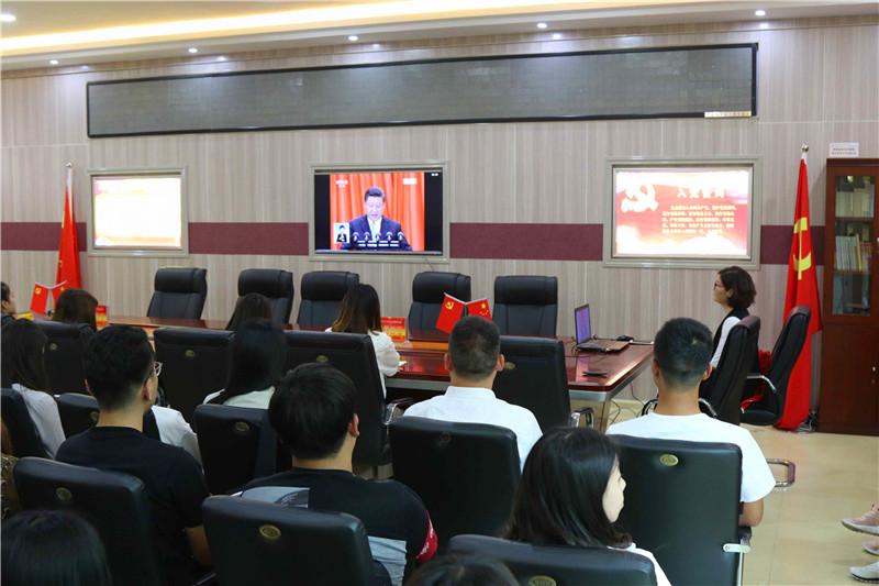 2018050709012514.jpg 买球的app官网师生观看纪念马克思诞辰200周年大会