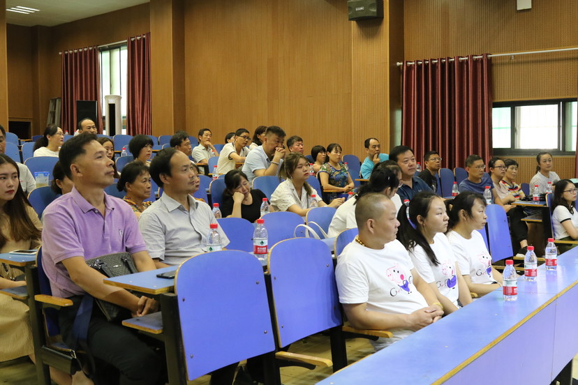 买球的app官网召开2018级新生家长见面会