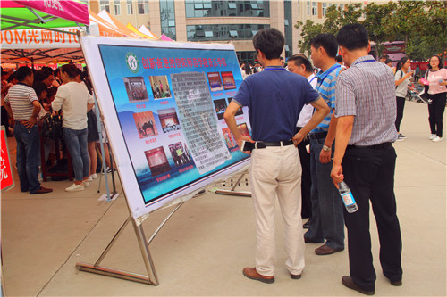 2016091216143644.jpg 买球的app官网领导现场视察新生入学工作